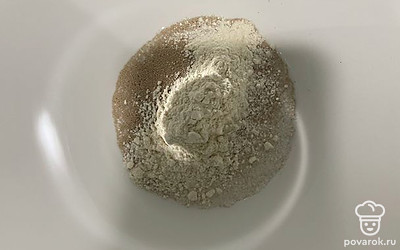 Дрожжи, сахар, соль и 1 столовую ложку муки перемешать.