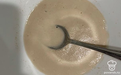 Добавить полстакана теплой воды, смешать.