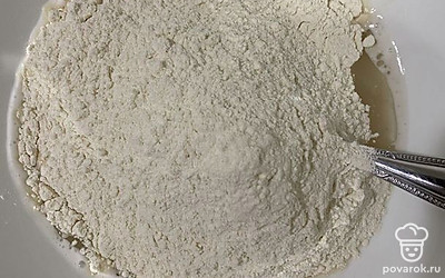 После того, как дрожжи вспенятся, ввести муку и замесить тесто.