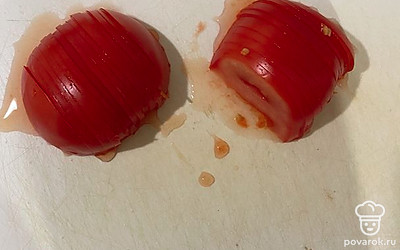 Помидор помыть, порезать полукольцами.