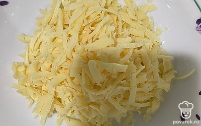 Сыр натереть на крупной терке.