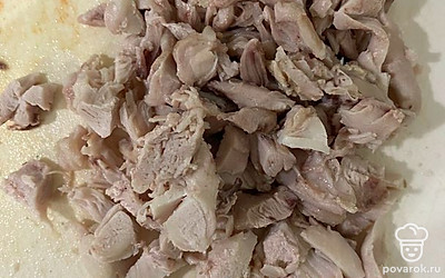 Отварное куриное филе остудить, мелко нарезать.