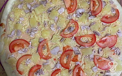 В разогретую до 180 градусов духовку отправить выпекать пиццу на 10-15 минут.