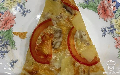 Пиццу подавать порционно.