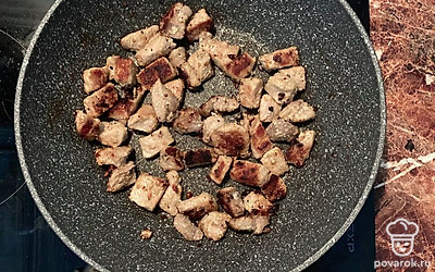 Мясо нарезать мелкими кусочками и обжарить на растительном масле.
