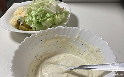 Сметану, майонез и укроп смешать. Убрать в холодильник на оставшееся время готовки.