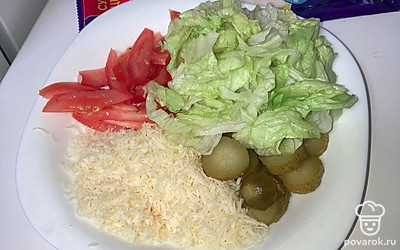 Салат, помидоры, огурцы нарезать на мелкие ломтики. Сыр натереть на мелкой тёрке.