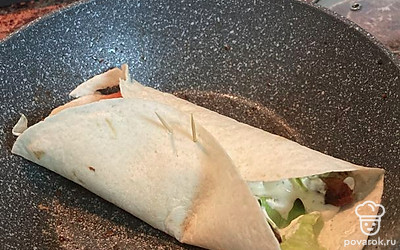 Завернуть шаурму, можно воспользоваться зубочистками.