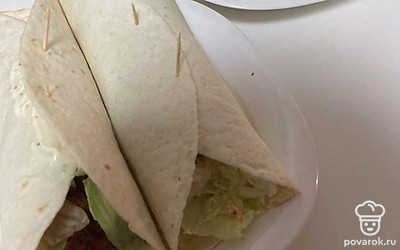 На той же сковороде, что жарили мясо, обжарить шаурму с одной стороны в течение 2-3 минут, этого вполне достаточно, чтобы получить хрустящую корочку.