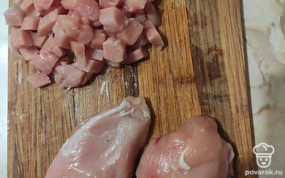 Курицу нарезать кубиками
