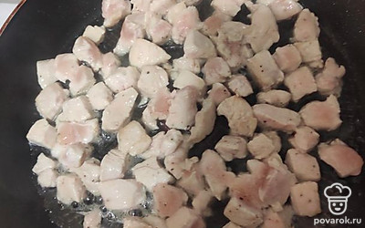Выложить на разогретую сковороду, смазанную растительным маслом, посолить и поперчить. Жарить на умеренном огне 10-15 минут до готовности.