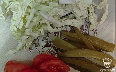 Нарезать помидоры, огурцы и капусту.