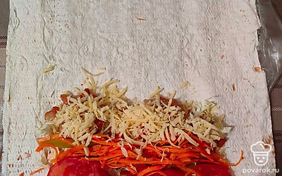 Разложить лаваш и выложить в крайнюю часть овощи и курицу, добавить корейскую морковь и тертый сыр.