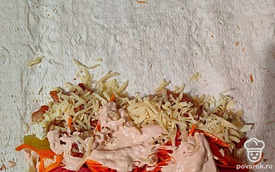 Полить сверху соусом из сметаны, майонеза, паприки и тёртого чеснока.