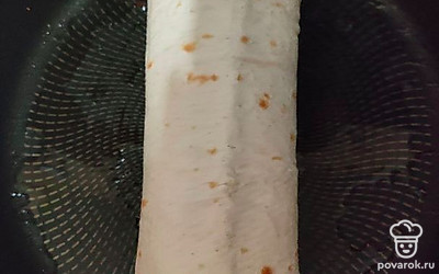 Завернуть шаурму и обжарить на сковороде с обеих сторон до румяной корочки.