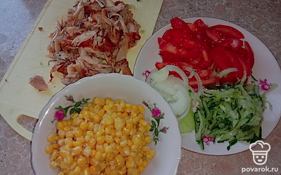 Начинка: нарезаем соломкой филе, огурец, помидор и лук. 