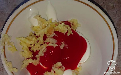 Сделать соус : смешать измельченный чеснок, кетчуп и йогурт. 