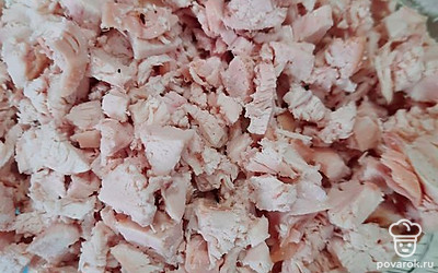 Варёную или жареную курицу мелко порезать.