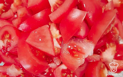 Помидоры мелко нарезать.
