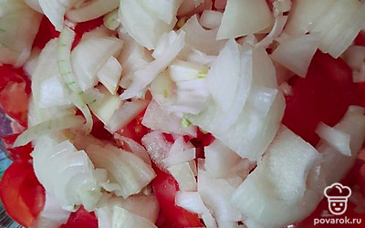 Лук мелко порезать, добавить к курице и помидорам.