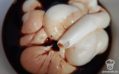 Смешать майонез и соевый соус.