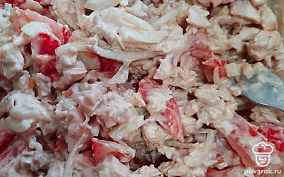 Заправить полученным соусом смесь курицы и овощей, добавить соль, специи по вкусу.