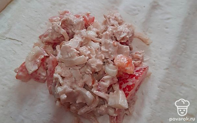 В центр лаваша выложить полученную начинку.