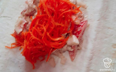 Добавить сверху корейскую морковь.