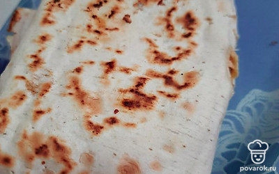 Обжарить с двух сторон на сухой сковороде.