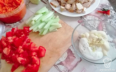 Курицу жарим на сковороде до готовности Огурцы и помидоры режем тонкими полосками. Делаем соус из майонеза и сметаны с добавлением чеснока. Можно добавить лук красный или капусту.