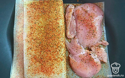 Куриное филе промыть и разрезать на тонкие пласты, после чего обжарить его в листах для жарки. 