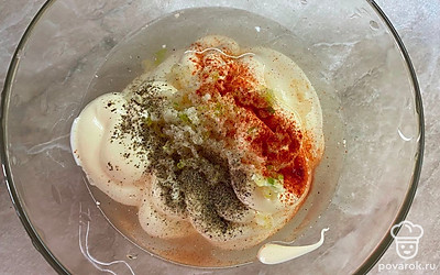 Сделать соус. Майонез смешать в миске с измельченным чесноком, немного посолить и поперчить. 