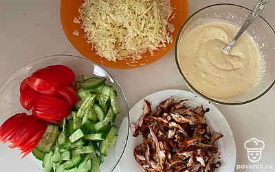 Капусту мелко нашинковать, помидор и огурец нарезать тонкими дольками. Подготовить все ингредиенты для сборки шаурмы. 