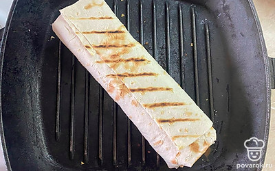 Закрутить лаваш в шарму и обжарить шаурму на сковороде гриль с двух сторон. Готово! 