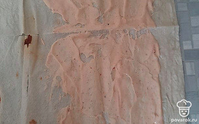 Разложить лаваш на стол и смазать кетчупом и майонезом. 