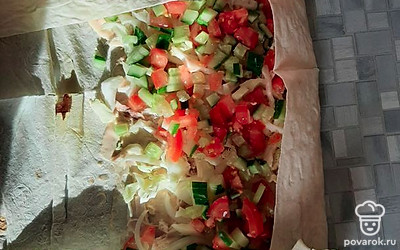 Заворачиваем шаурму.