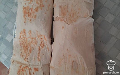 Обжариваем на сковороде с двух сторон. Шаурма готова.