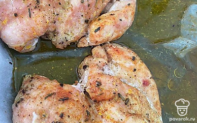 Куриное филе с двух сторон солим, перчим, добавляем паприку копченную и хмели-сунели. На филе наливаем немного растительного масла и руками распределяем все приправы по поверхности мяса. В форму для запекания кладем пергаментную бумагу и выкладываем подготовленное куриное филе. Запекаем 30-35 минут в духовке, разогретой до 180 градусов.