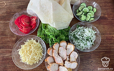 Шинкуем тонко капусту. В нашинкованную капусту добавляем нарезанный укроп и перемешиваем. Огурцы и помидоры нарезаем полукольцами. Сыр натираем на крупной терке. Мелко нарезаем укроп. Отделяем листья от салата, промываем и просушиваем бумажным полотенцем. Готовую куриную грудку нарезаем на кусочки.