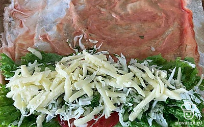 Лист лаваша смазываем кетчупом и майонезом. Поверх кладем грудку, лист салата, помидор, огурец, капусту, сыр. И заворачиваем в прямоугольник.