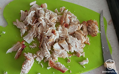 Курицу предварительно маринуем и поджариваем. Нарезаем небольшими кусочками.