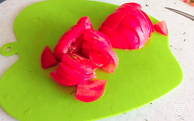 Помидорку моем, режем на небольшие кусочки.