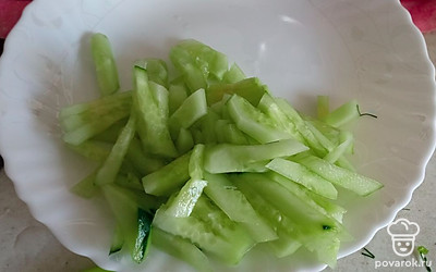 Огурец очищаем, нарезаем соломкой.