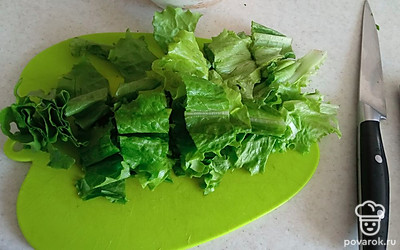 Листья салата моем, сушим и режем.