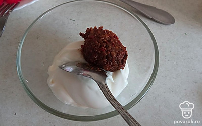 Делаем необычный соус. Смешиваем майонез и аджику.