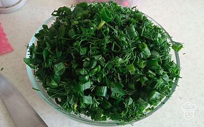 Зелень нарезаем мелко.