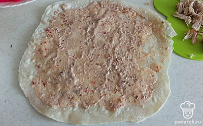 На лаваш кладем большую ложку соуса и размазываем.