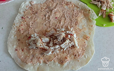 Выкладываем мясо.