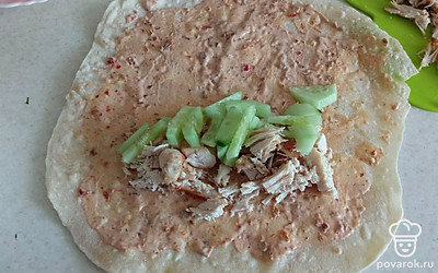 На мясо выкладываем огурец.