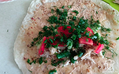 На помидорку посыпаем зелень.